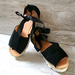 Sandals with tie up ribbons